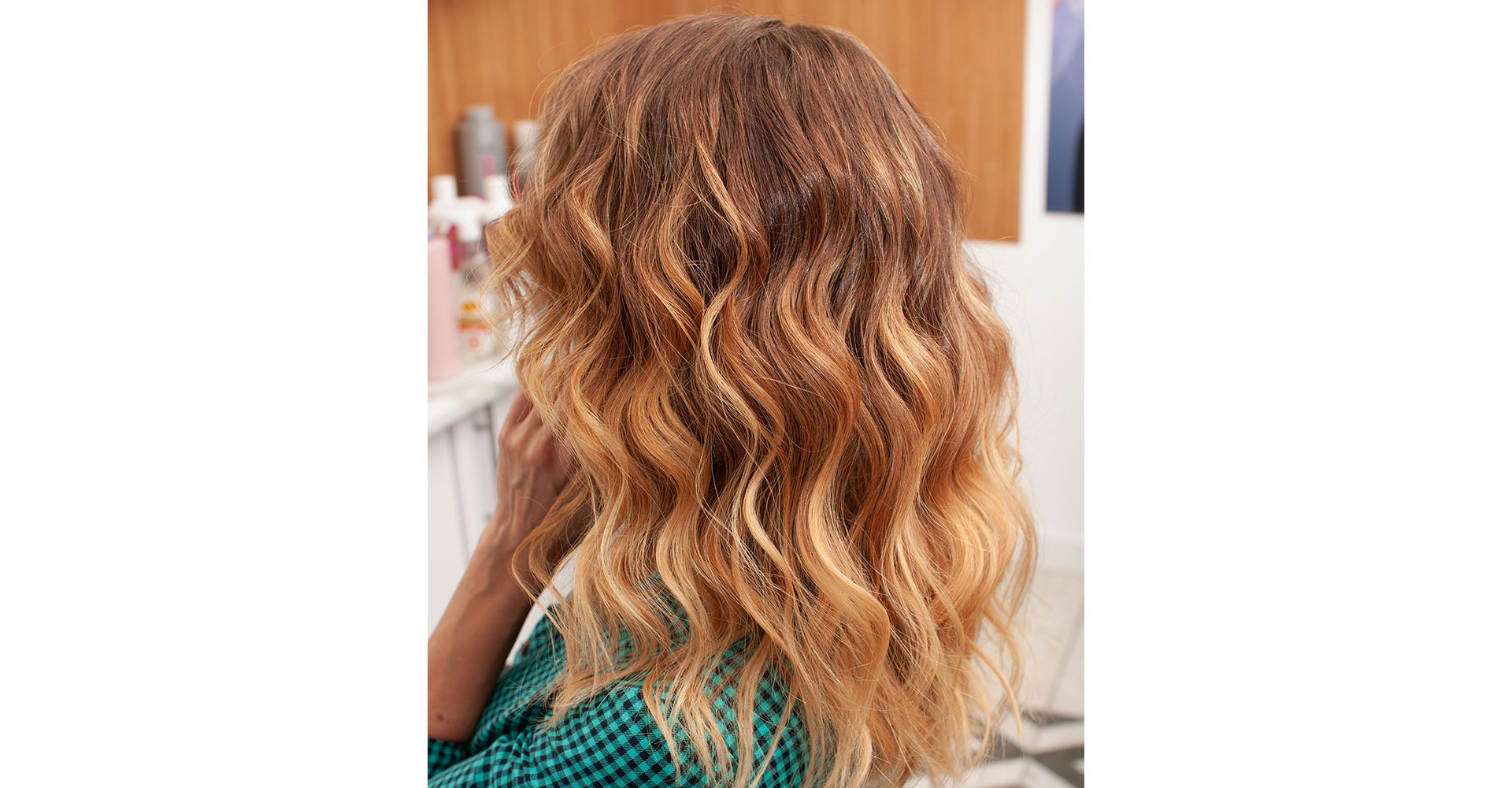 mulher branca com cabelo com mechas em tom de loiro claro dourado
